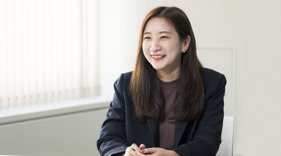 女性の転職サポートで大切にしていることを語る高橋 茜