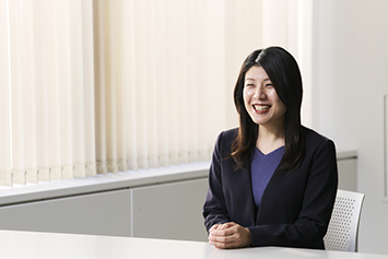 女性の転職サポートで大切にしていることを語る久保 佳奈子