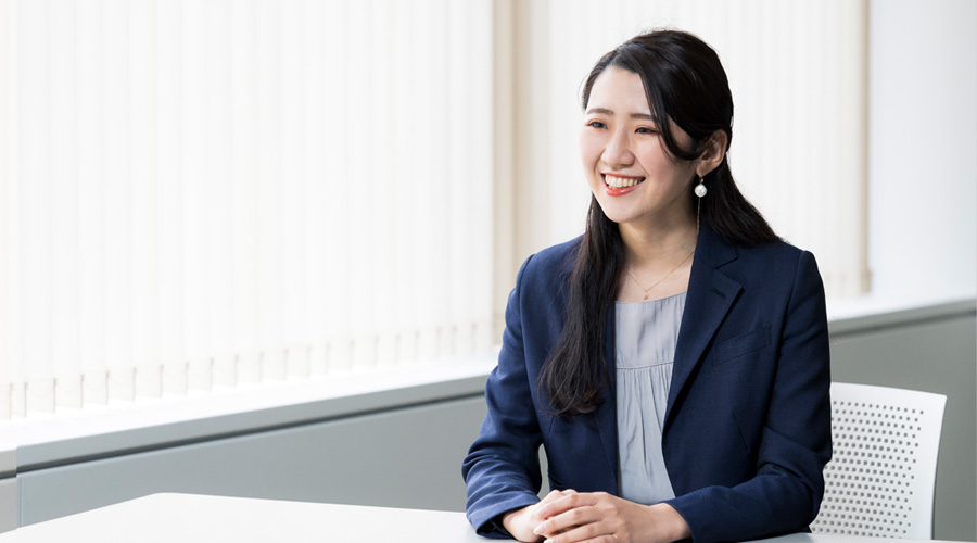 女性の転職サポートで大切にしていることを語る長谷川 彩夏