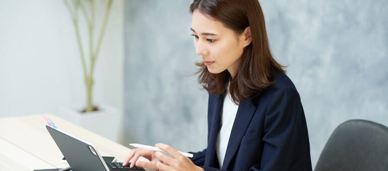 仕事をする女性のイメージ