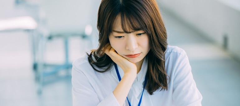 悩んでいる女性のイメージ